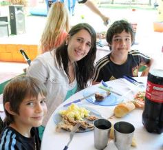 Foto de la galería: Empleados del hipermercado Libertad celebraron el Día del Empleado de Comercio