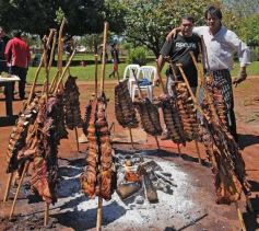 Foto de la galería: Empleados del hipermercado Libertad celebraron el Día del Empleado de Comercio