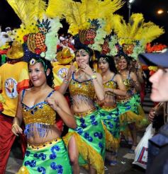 Foto de la galería: Arrancó el desfile estudiantil con todo el brillo y la alegría de los adolescentes