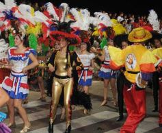 Foto de la galería: Arrancó el desfile estudiantil con todo el brillo y la alegría de los adolescentes