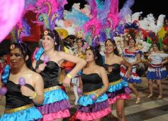 Foto de la galería: Arrancó el desfile estudiantil con todo el brillo y la alegría de los adolescentes