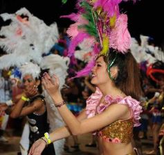Foto de la galería: Arrancó el desfile estudiantil con todo el brillo y la alegría de los adolescentes