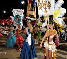 Foto de la galería: Arrancó el desfile estudiantil con todo el brillo y la alegría de los adolescentes