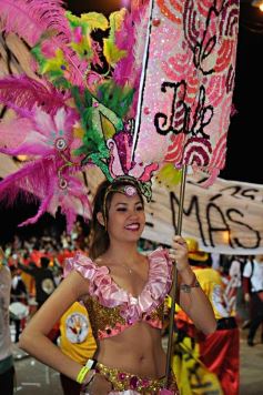 Foto de la galería: Arrancó el desfile estudiantil con todo el brillo y la alegría de los adolescentes