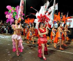 Foto de la galería: Arrancó el desfile estudiantil con todo el brillo y la alegría de los adolescentes