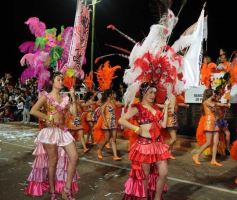 Foto de la galería: Arrancó el desfile estudiantil con todo el brillo y la alegría de los adolescentes