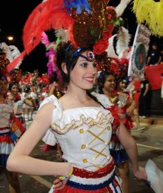 Foto de la galería: Arrancó el desfile estudiantil con todo el brillo y la alegría de los adolescentes