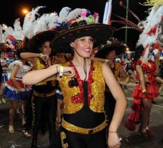 Foto de la galería: Arrancó el desfile estudiantil con todo el brillo y la alegría de los adolescentes