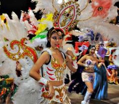 Foto de la galería: Arrancó el desfile estudiantil con todo el brillo y la alegría de los adolescentes