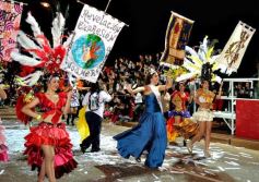 Foto de la galería: Arrancó el desfile estudiantil con todo el brillo y la alegría de los adolescentes