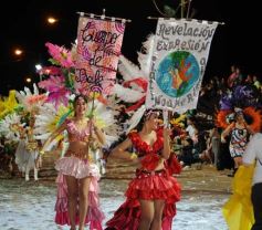 Foto de la galería: Arrancó el desfile estudiantil con todo el brillo y la alegría de los adolescentes