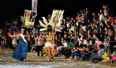 Foto de la galería: Arrancó el desfile estudiantil con todo el brillo y la alegría de los adolescentes