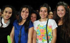 Foto de la galería: Arrancó el desfile estudiantil con todo el brillo y la alegría de los adolescentes