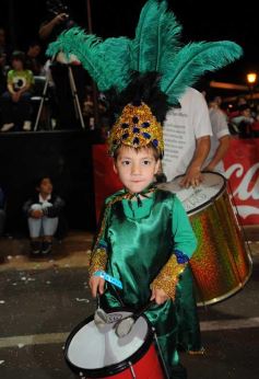 Foto de la galería: Arrancó el desfile estudiantil con todo el brillo y la alegría de los adolescentes