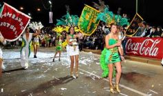 Foto de la galería: Arrancó el desfile estudiantil con todo el brillo y la alegría de los adolescentes