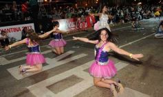 Foto de la galería: Arrancó el desfile estudiantil con todo el brillo y la alegría de los adolescentes