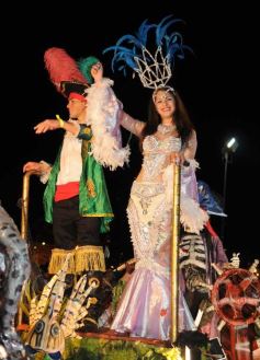 Foto de la galería: Arrancó el desfile estudiantil con todo el brillo y la alegría de los adolescentes