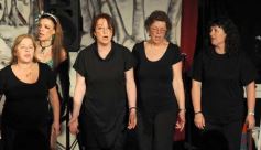 Foto de la galería: La Caterva de City Bell presentó su obra "Templo, estancia, batallón" en el primer encuentro de Teatro del Mercosur