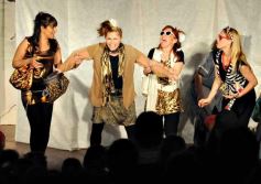 Foto de la galería: La Caterva de City Bell presentó su obra "Templo, estancia, batallón" en el primer encuentro de Teatro del Mercosur