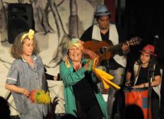 Foto de la galería: La Caterva de City Bell presentó su obra "Templo, estancia, batallón" en el primer encuentro de Teatro del Mercosur