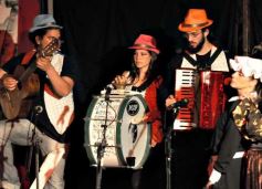 Foto de la galería: La Caterva de City Bell presentó su obra "Templo, estancia, batallón" en el primer encuentro de Teatro del Mercosur