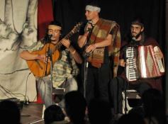 Foto de la galería: La Caterva de City Bell presentó su obra "Templo, estancia, batallón" en el primer encuentro de Teatro del Mercosur