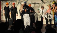 Foto de la galería: La Caterva de City Bell presentó su obra "Templo, estancia, batallón" en el primer encuentro de Teatro del Mercosur