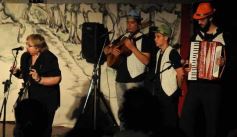 Foto de la galería: La Caterva de City Bell presentó su obra "Templo, estancia, batallón" en el primer encuentro de Teatro del Mercosur