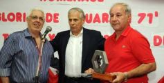 Sixto Fotografías. Deportes. Homenajes - El programa radial "Fórmula tuerca y todos los deportes", homenajeó a las glorias de Guaraní de 1971