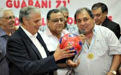 Foto de la galería: El programa radial "Fórmula tuerca y todos los deportes", homenajeó a las glorias de Guaraní de 1971