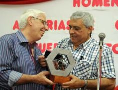 Foto de la galería: El programa radial "Fórmula tuerca y todos los deportes", homenajeó a las glorias de Guaraní de 1971