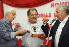 Foto de la galería: El programa radial "Fórmula tuerca y todos los deportes", homenajeó a las glorias de Guaraní de 1971