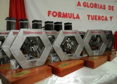 Foto de la galería: El programa radial "Fórmula tuerca y todos los deportes", homenajeó a las glorias de Guaraní de 1971