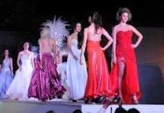 Foto de la galería: En el tradicional desfile "Posadas está de moda" el diseñador Ángel Olivera presentó las nuevas tendencias