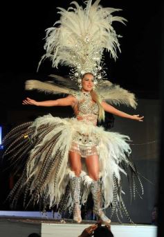 Foto de la galería: En el tradicional desfile "Posadas está de moda" el diseñador Ángel Olivera presentó las nuevas tendencias