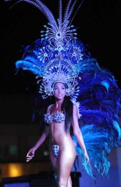 Foto de la galería: En el tradicional desfile "Posadas está de moda" el diseñador Ángel Olivera presentó las nuevas tendencias