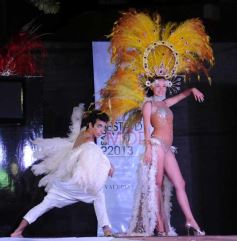 Foto de la galería: En el tradicional desfile "Posadas está de moda" el diseñador Ángel Olivera presentó las nuevas tendencias