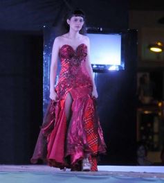 Foto de la galería: En el tradicional desfile "Posadas está de moda" el diseñador Ángel Olivera presentó las nuevas tendencias