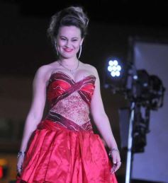 Foto de la galería: En el tradicional desfile "Posadas está de moda" el diseñador Ángel Olivera presentó las nuevas tendencias