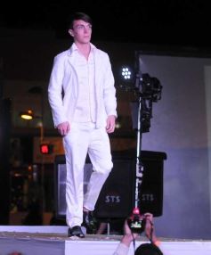 Foto de la galería: En el tradicional desfile "Posadas está de moda" el diseñador Ángel Olivera presentó las nuevas tendencias