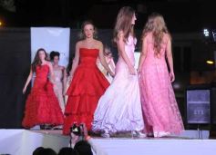 Foto de la galería: En el tradicional desfile "Posadas está de moda" el diseñador Ángel Olivera presentó las nuevas tendencias