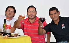 Foto de la galería: Ricky Maravilla brindó un show en Menor Hermanos SA