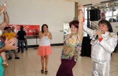 Foto de la galería: Ricky Maravilla brindó un show en Menor Hermanos SA