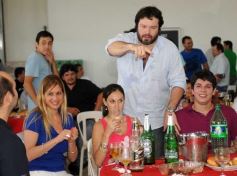 Foto de la galería: Ricky Maravilla brindó un show en Menor Hermanos SA