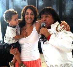 Foto de la galería: Ricky Maravilla brindó un show en Menor Hermanos SA