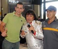 Foto de la galería: Ricky Maravilla brindó un show en Menor Hermanos SA