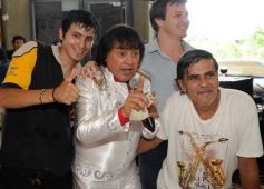 Foto de la galería: Ricky Maravilla brindó un show en Menor Hermanos SA