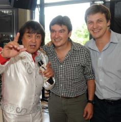 Foto de la galería: Ricky Maravilla brindó un show en Menor Hermanos SA