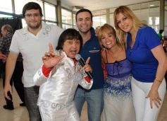 Foto de la galería: Ricky Maravilla brindó un show en Menor Hermanos SA