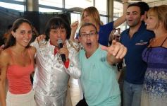 Foto de la galería: Ricky Maravilla brindó un show en Menor Hermanos SA